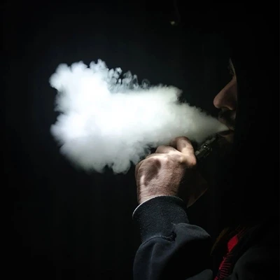 X'inhuma l-effetti fit-tul tas-sigaretti elettroniċi?